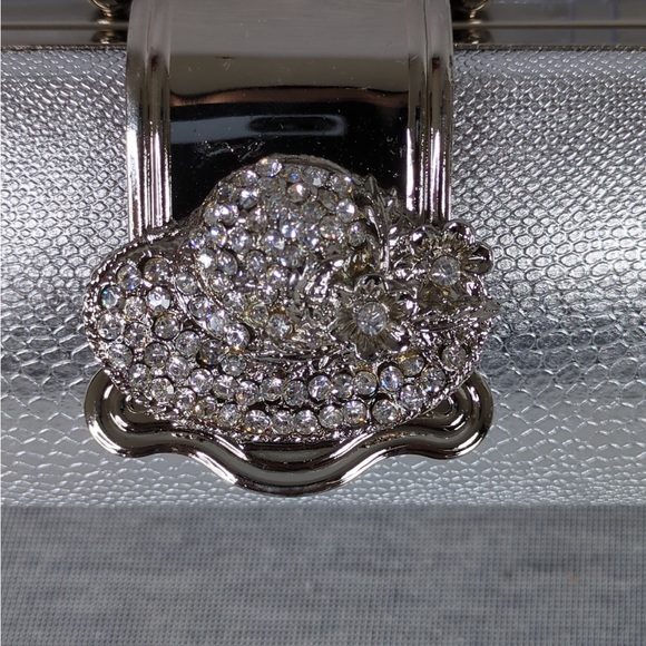 🎄 3/$35 Two Pieces of Metallic Tone Clutches - Picture 13 of 16